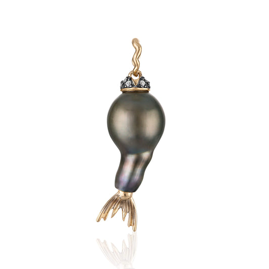 Tahitian pearl pendant with a diamond-kissed mouth and fin