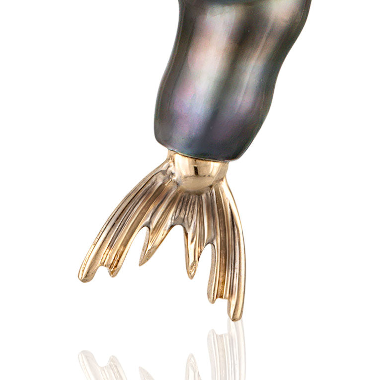 Gold mermail fin with tahitian pearl