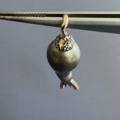 Tahitian pearl pendant with a diamond-kissed mouth